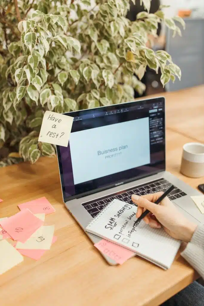 person-writing-on-notebook-7278884 Businessplan Strategieänderung