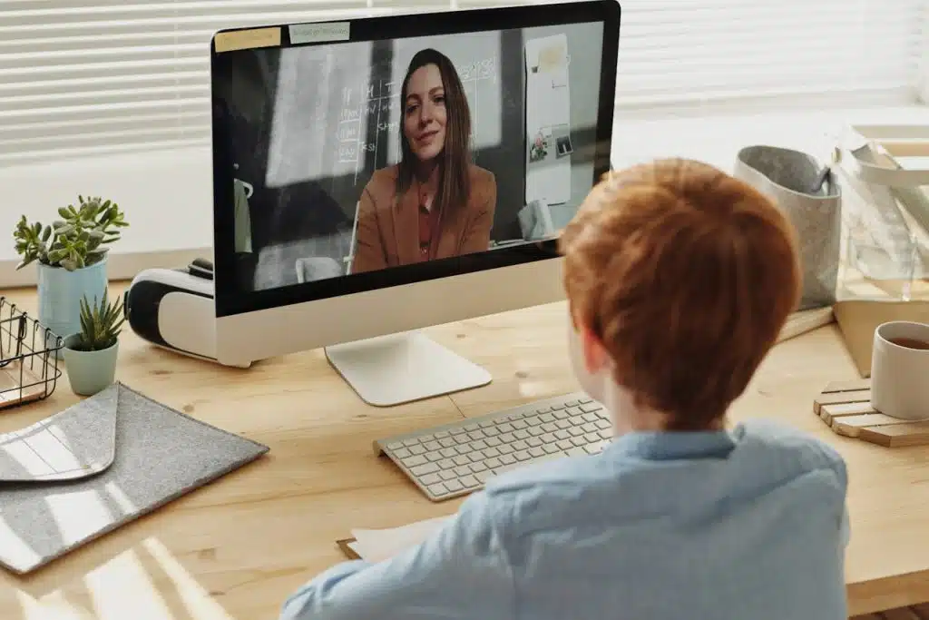 photo-of-boy-video-calling-with-a-woman-4145197 Businessplan Strategieänderung